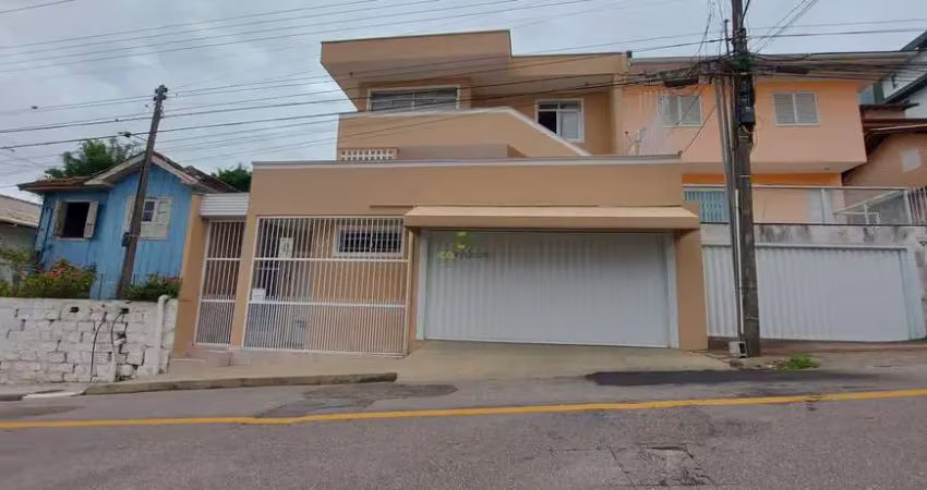 Casa para venda com 6 quartos em Florianópolis Estreito.