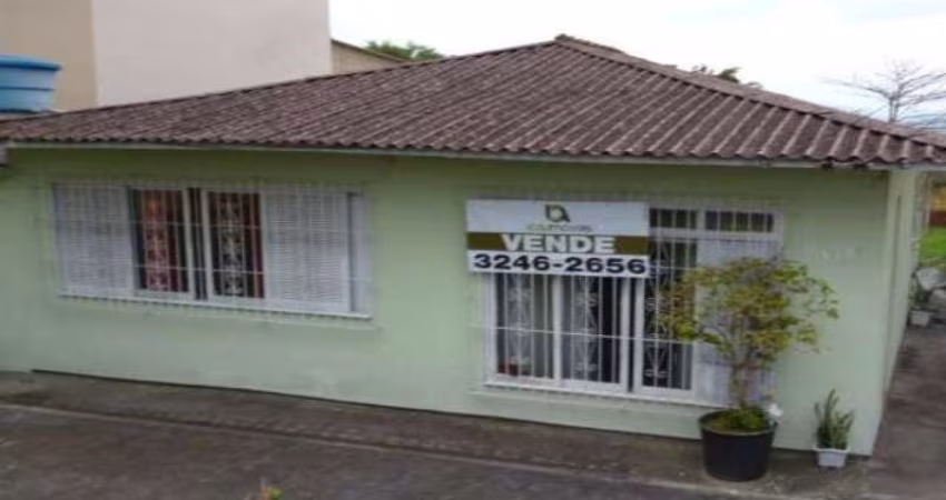 Casa à Venda em São José-SC, Bairro Barreiros: 3 Quartos e vista para o Mar, Terreno de Esquina.