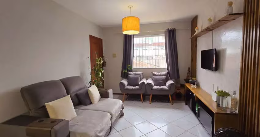 Apartamento 2 quartos com varanda e garagem, em prédio pequeno e tranquilo, perto de ônibus e comércio. ótimo custo-benefício!