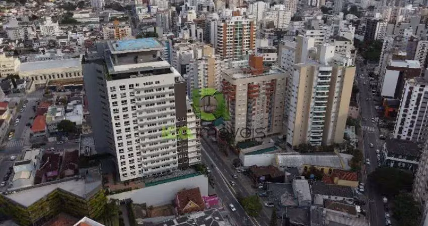 Studio à venda no centro de florianópolis: 1 suíte, sala, 1 vaga de garagem, 60m². localização privilegiada na av mauro ramos, totalmente mobiliado, com ampla área de lazer e serviços.