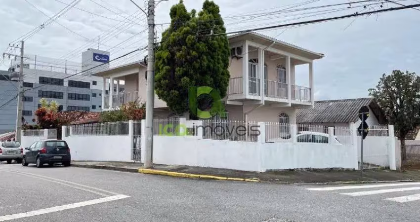 Ótima casa  com 3 dormitórios e 2 vagas de garagem!