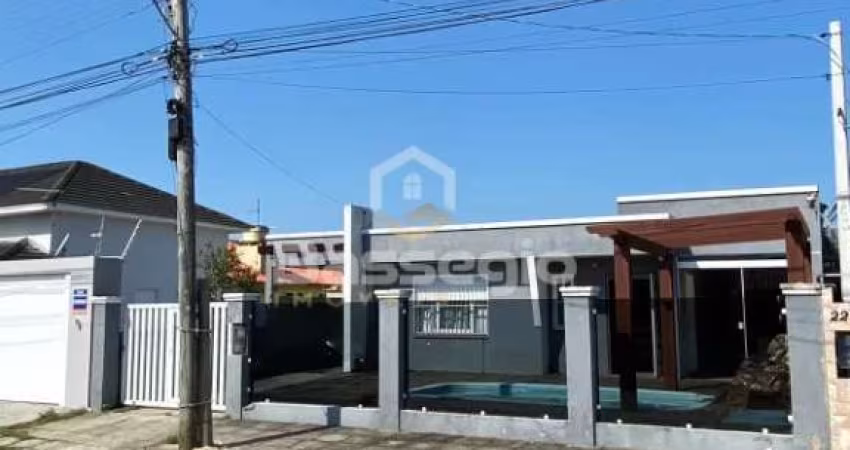 Casa com Piscina Próxima ao Mar – 3 Dormitórios (1 Suíte)