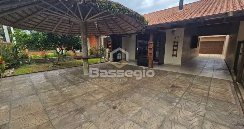 IMÓVEL COM 4 QUARTOS A POUCAS QUADRAS DA BEIRA MAR