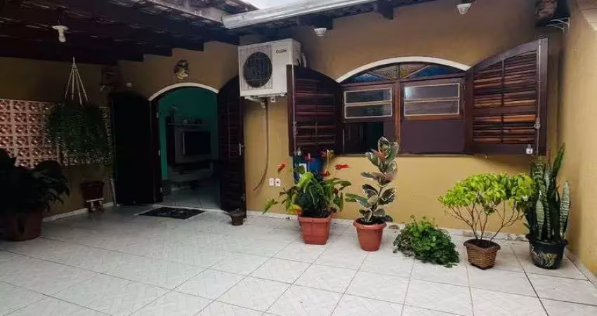 Casa a venda com 2 quartos (suíte) a 2 quadras do mar em praia de leste r$420mil