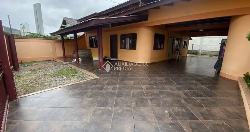 Casa com 3 quartos à venda na MANOEL CAMPOS BICUDO, 83, Nova Esperança, Balneário Camboriú