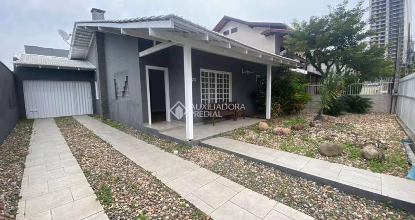 Casa com 3 quartos para alugar na Cecília Meireles, 455, Praia dos Amores, Balneário Camboriú