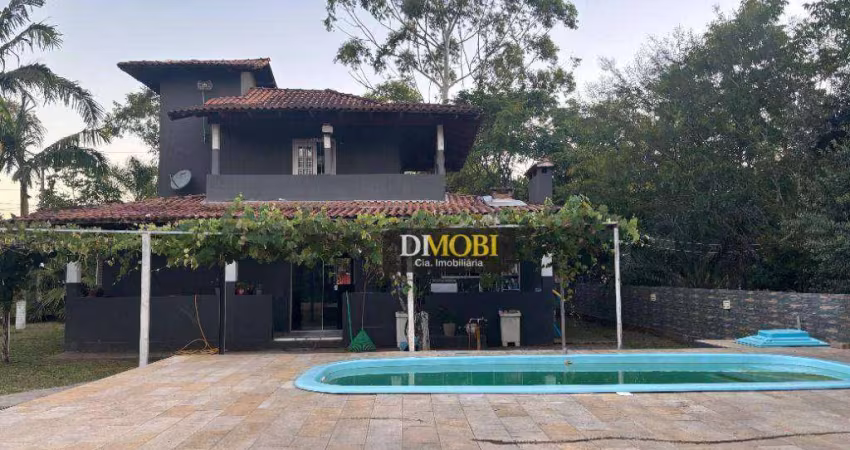 Belíssimo sítio com piscina e ótima área de lazer