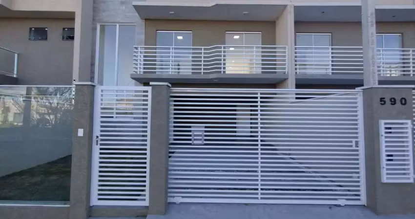 Belíssimo sobrado à venda, com 3 quartos, sendo uma suíte, churrasqueira e 2 vagas de garagem cober