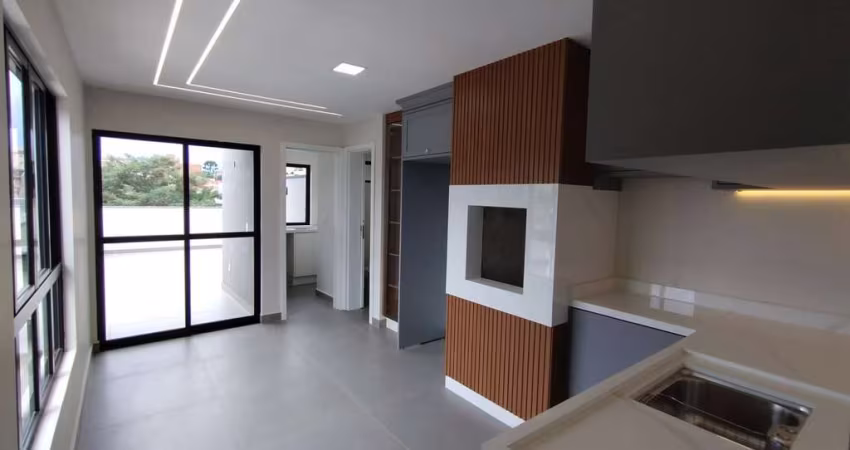 Apartamento duplex novo com móveis planejados, 3 quartos, churrasqueira e 2 vagas de garagem cobert