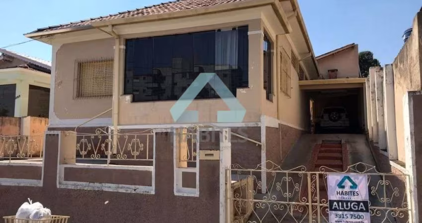 Casa com 03 dormitórios com edícula
