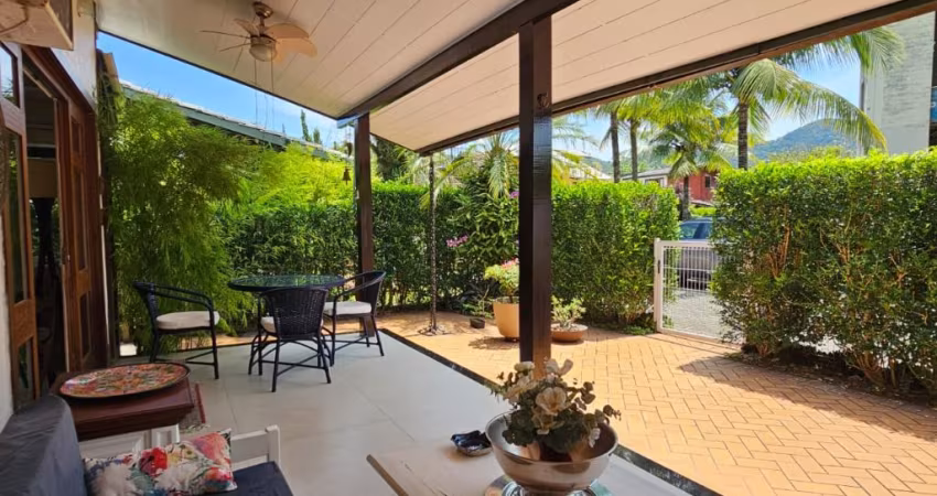 Casa Duplex - 140 m² - 4 quartos - Condomínio Residencial da Praça de Vargem Grande