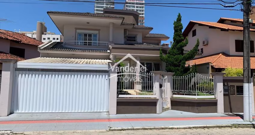 Casa Alto Padrão com 03 suítes, piscina, banheira, 4 vagas de garagem coberta e muito mais no Centro de Palhoça - SC