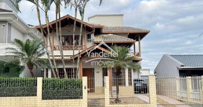 Casa com 2 pavimentos 223.6m²  03 quartos, sendo 02 suíte no bairro Pedra Branca em Palhoça - SC