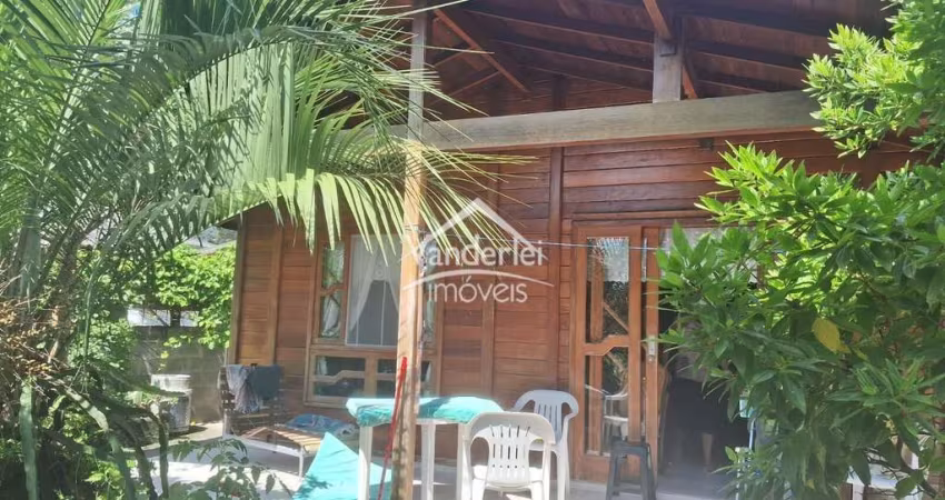 Casa com 04 quartos, sendo 01 suíte a 300m da Praia da Pinheira em Palhoça - SC
