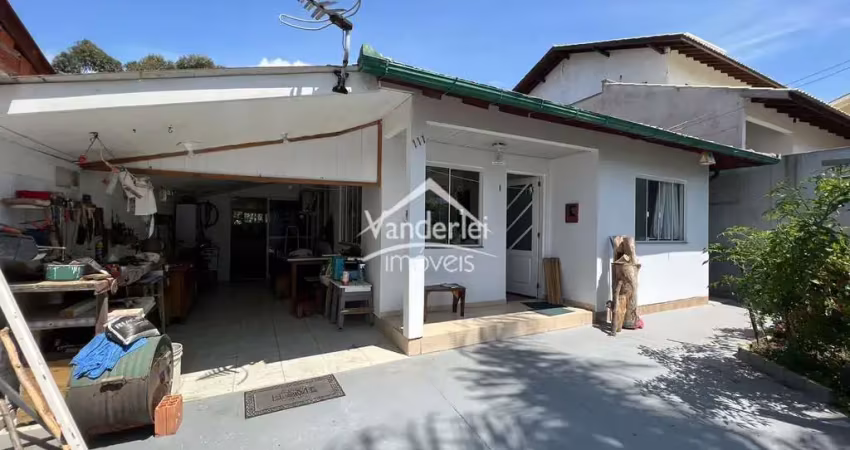 Casa em amplo terreno com 02 quartos e garagem coberta no bairro bela vista em palhoça - sc