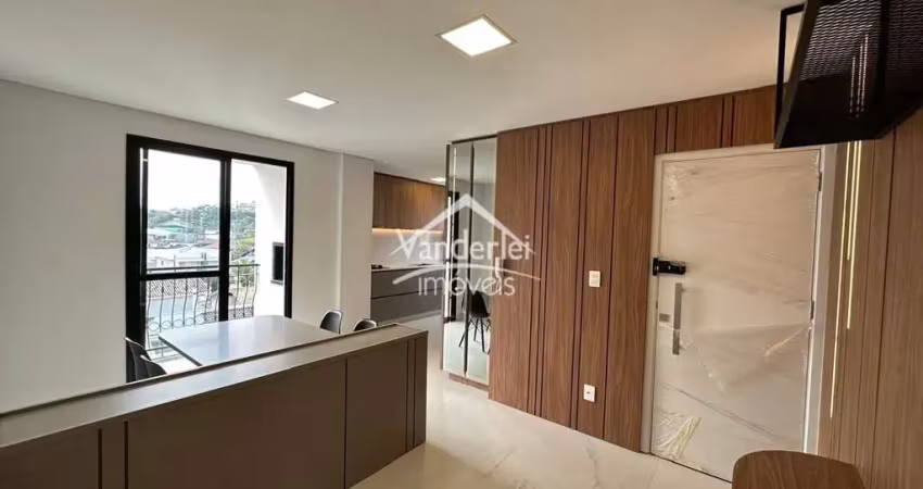 Apartamento com móveis planejados, 02 quartos, sendo 01 suíte e sacada com churrasqueira no bairro pagani em palhoça - sc
