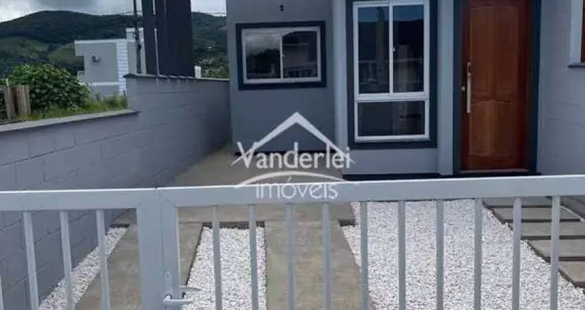 Casa no jardins 3 com 02 quartos, passagem lateral no bairro bela vista em palhoça - sc