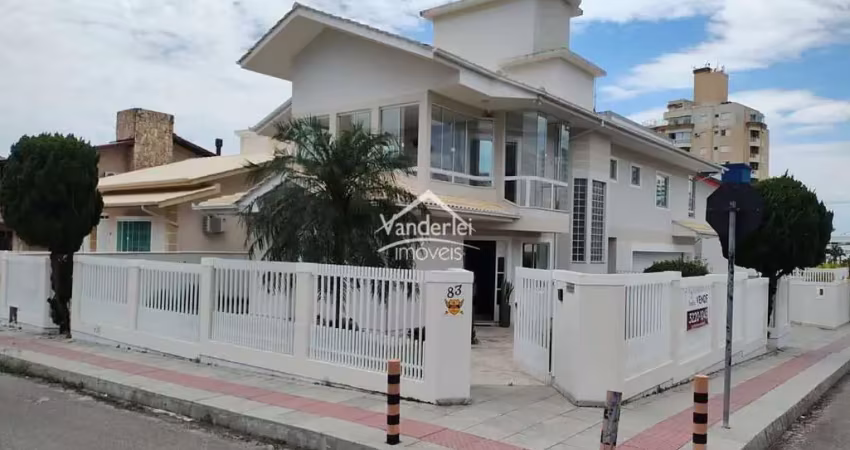 Casa de esquina com 04 quartos, sendo 03 suites com closet no bairro Pagani em Palhoça- SC