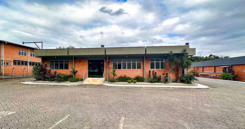 Alugo Amplo Galpão com 4.900m², Bairro Itoupavazinha