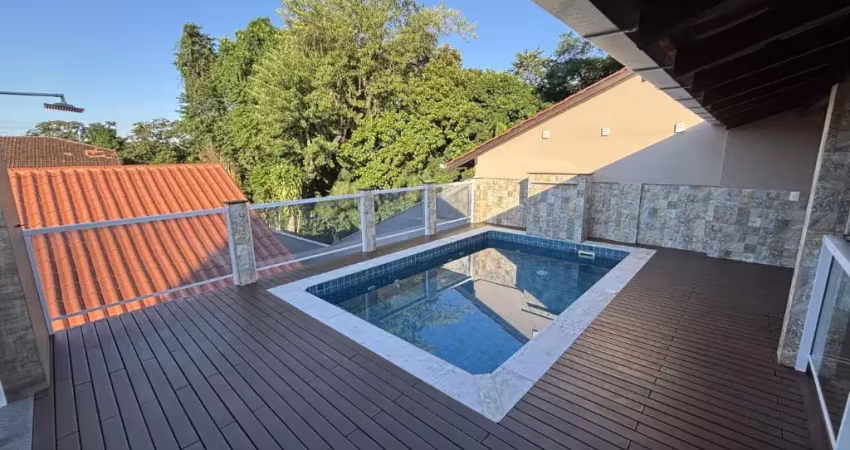 Vendo Casa com Piscina, 04 Quartos - Bairro Velha