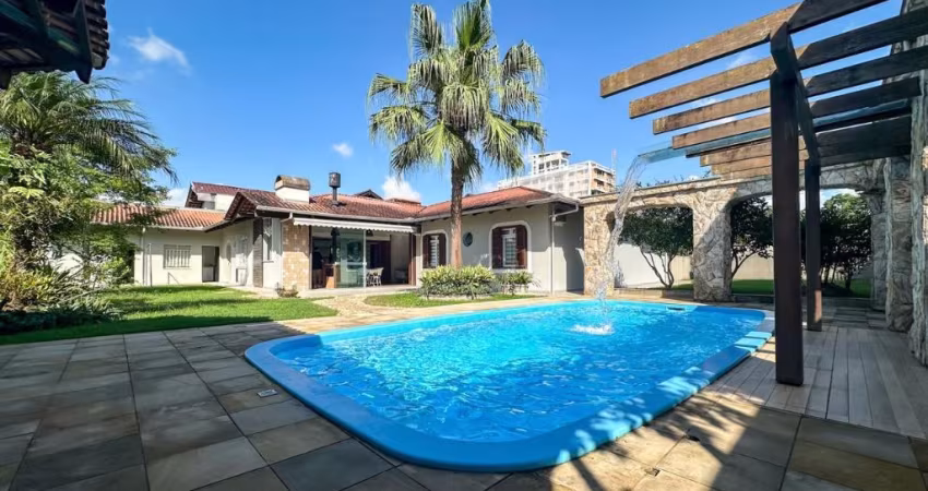 Vendo Casa Alto Padrão com Piscina e 03 Suítes - Bairro Itoupava Norte