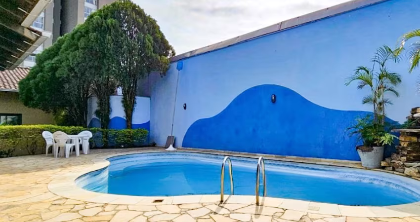 Vendo Casa com Piscina, 04 Quartos, Bairro Escola Agrícola
