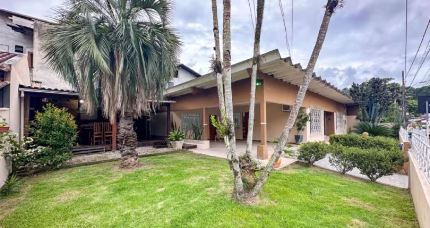 Vendo Ampla Casa, 04 Quartos, Bairro Água Verde - Blumenau