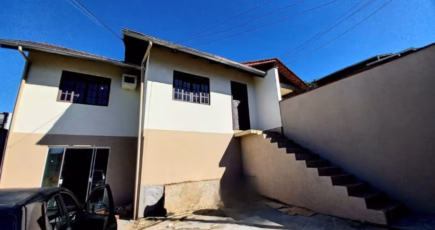 Alugo Parte Térrea de Casa, 02 Quartos - Bairro Fortaleza