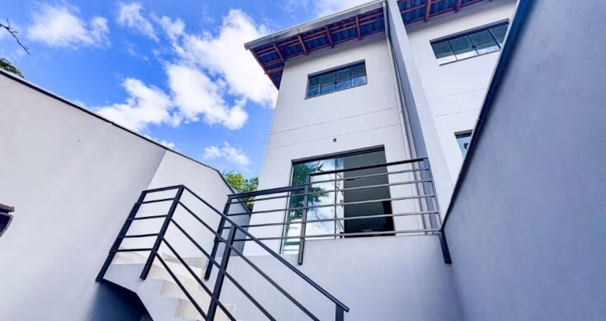 Vendo Incrível Sobrado com passagem lateral, 02 Quartos, Bairro Salto do Norte - Blumenau