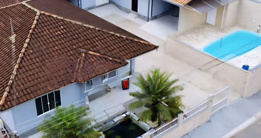 Vendo Casa com Piscina, 03 Quartos (01 Suíte) - Bairro Bateias - Brusque