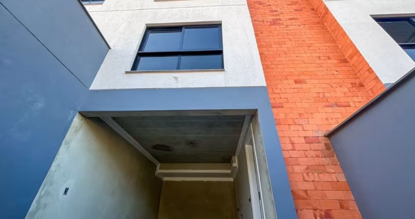 Vendo Sobrado Triplex, 02 Suítes - Bairro Escola Agrícola
