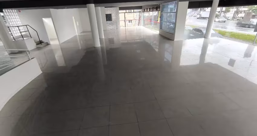Alugo sala comercial com ampla vitrine as 330m² no bairro victor konder