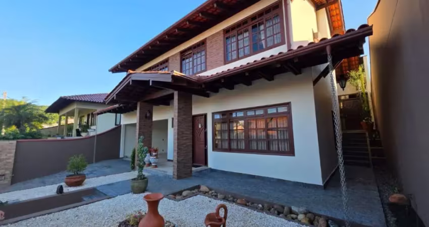 VENDO CASA MOBILIADA EM TRES NIVEIS E DECORADO