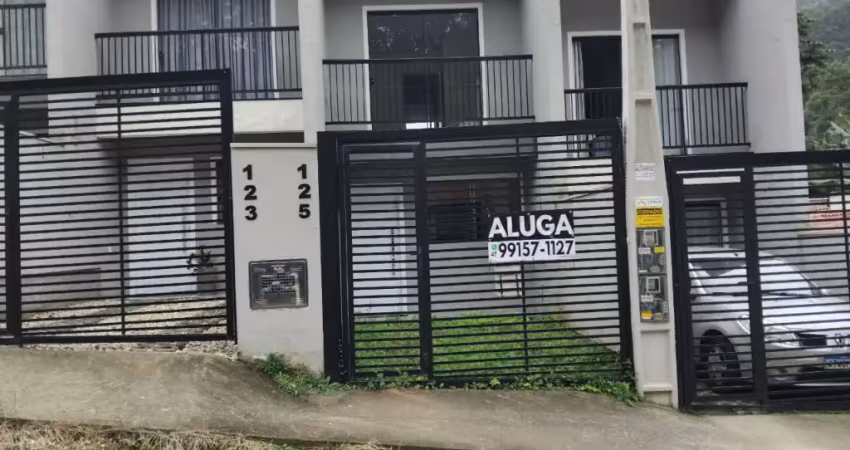 Alugo sobrado no bairro agua verde com 2 domirtórios