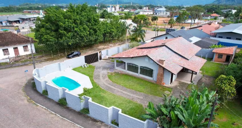 Vendo linda casa com 03 quartos e piscina, cidade de ascurra