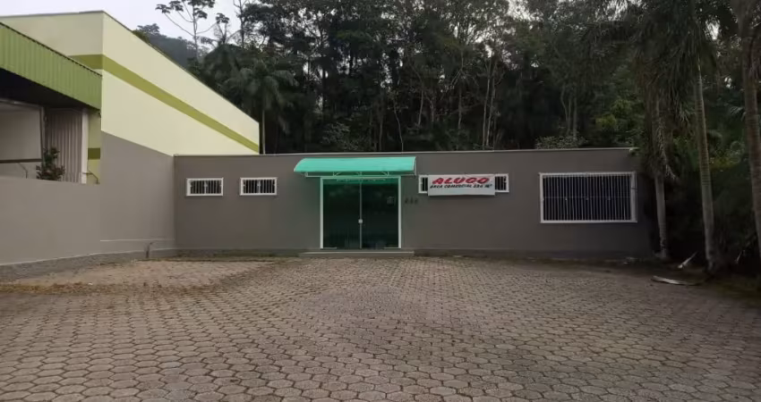 Alugo galpão com 220m² e estacionamento no belchior central em gaspar