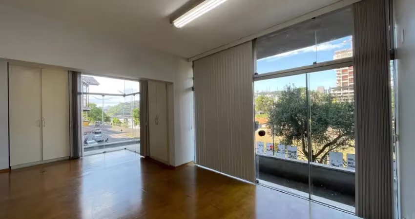 Alugo sala comercial de 44m² com ótima iluminação - centro de blumenau