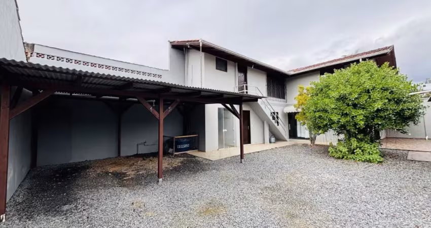 Alugo apartamento com 02 dormitórios  - no bairro água verde.