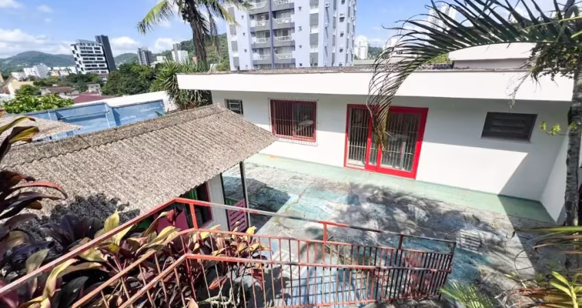 Alugo casa térrea com amplo quintal e 292m² - no bairro itoupava seca