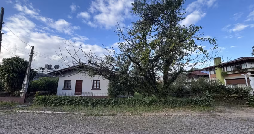 Alugo casa com 3 quartos e amplo quintal - no centro de indial