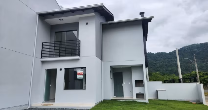 Casa semimobiliada com quintal para alugar - na itoupava central!