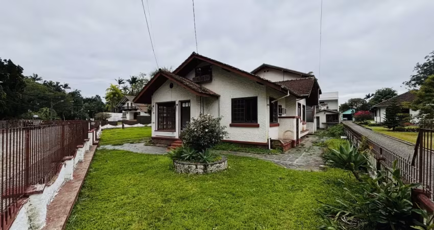 Casa térrea com quintal para locação - no bairro itoupava seca.