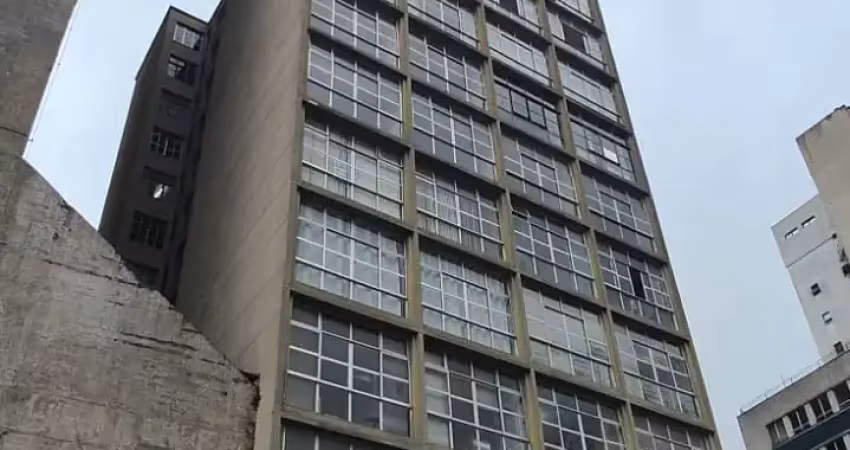 Desocupada. no coração do centro de curitiba ao lado do marco zero!