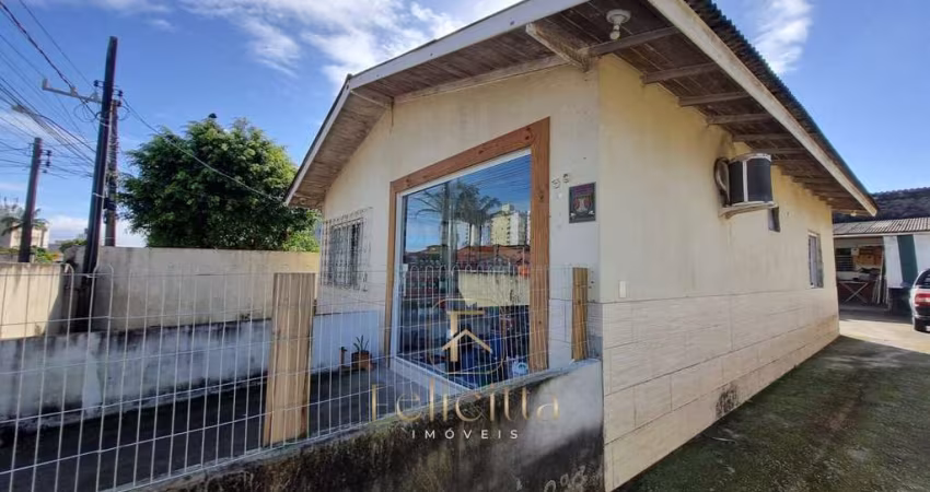 Casa a venda com Amplo Terreno em Areias, São José-SC!