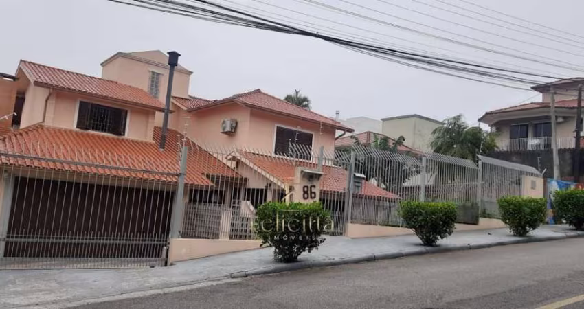 Casa Sobrado com 04 dormitórios 01 suíte em Coqueiros, Florianópolis/SC
