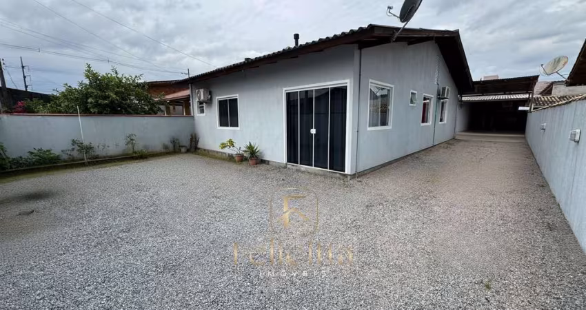 Casa à venda com 03 dormitórios, sendo 01 suíte em Palhoça/SC.