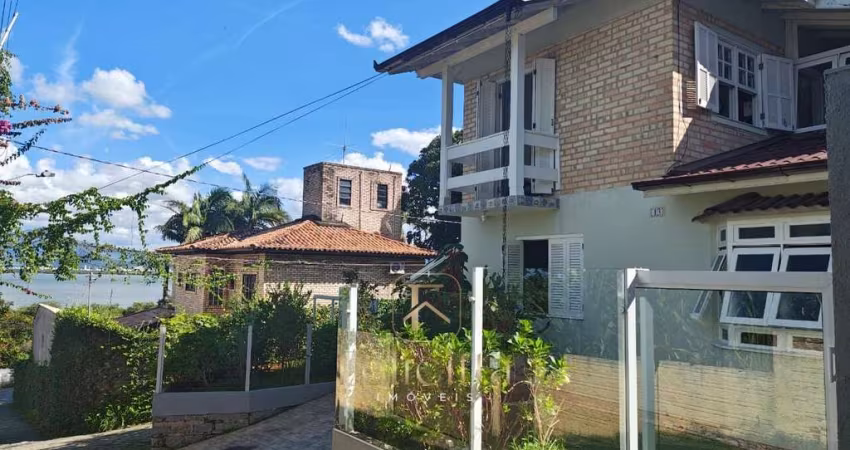 Sobrado com 04 dormitórios 01 suíte, em Ponta de Baixo, São José/SC