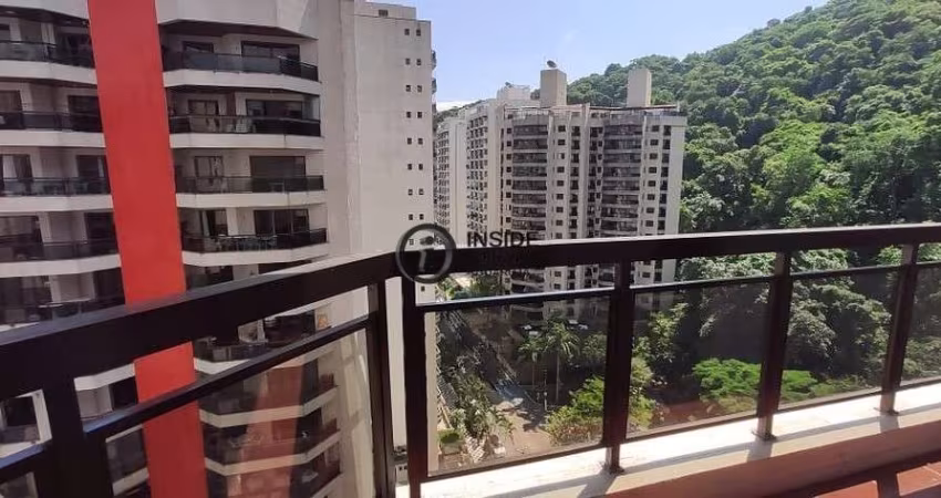 Apartamento com 3 quartos em prédio com piscina