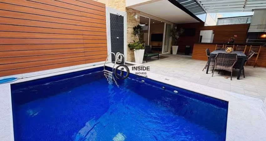 Casa Triplex em condomínio com 4 suítes e piscina