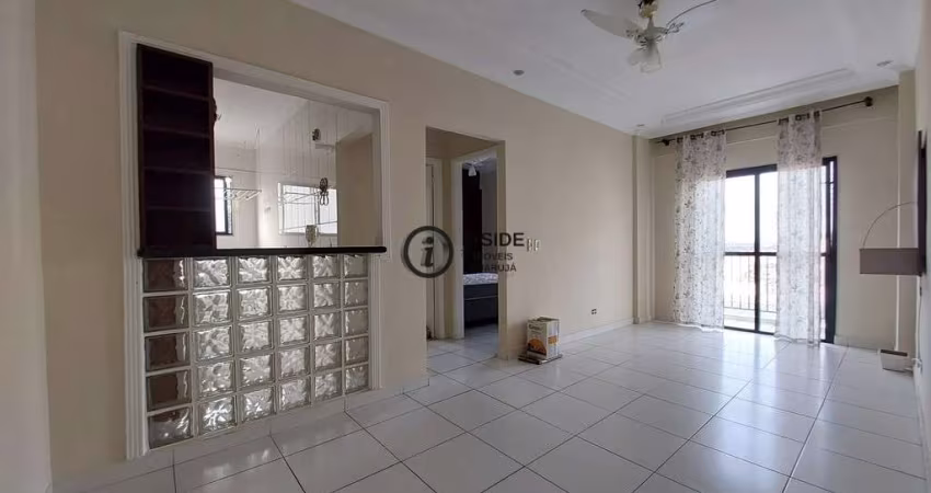 Apartamento semimobiliado em condomínio com lazer